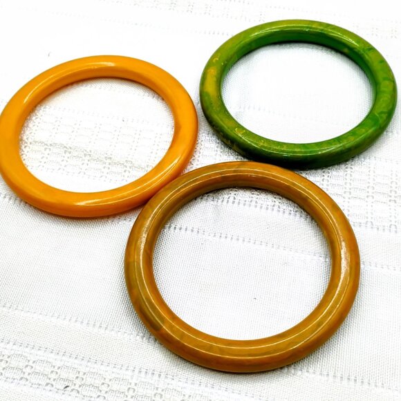 Three bakelite bangle bracelets in pea green, yellow and mustard 1960s - Picture 3 of 8